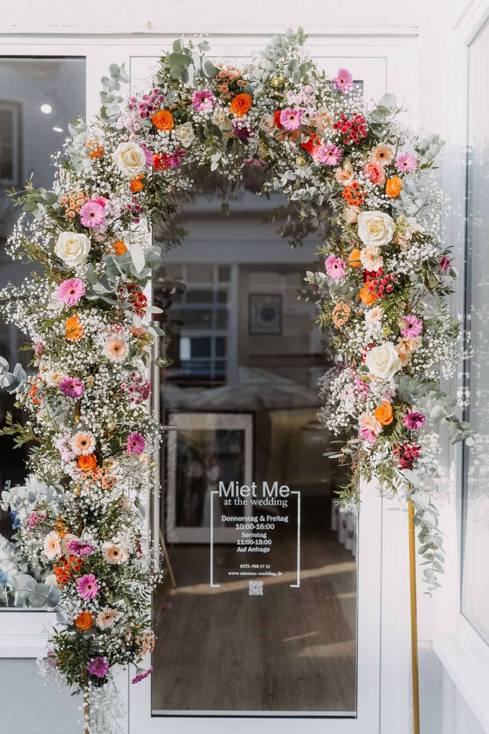 Flower arch at the entrance to the wedding workshop in Siegburg